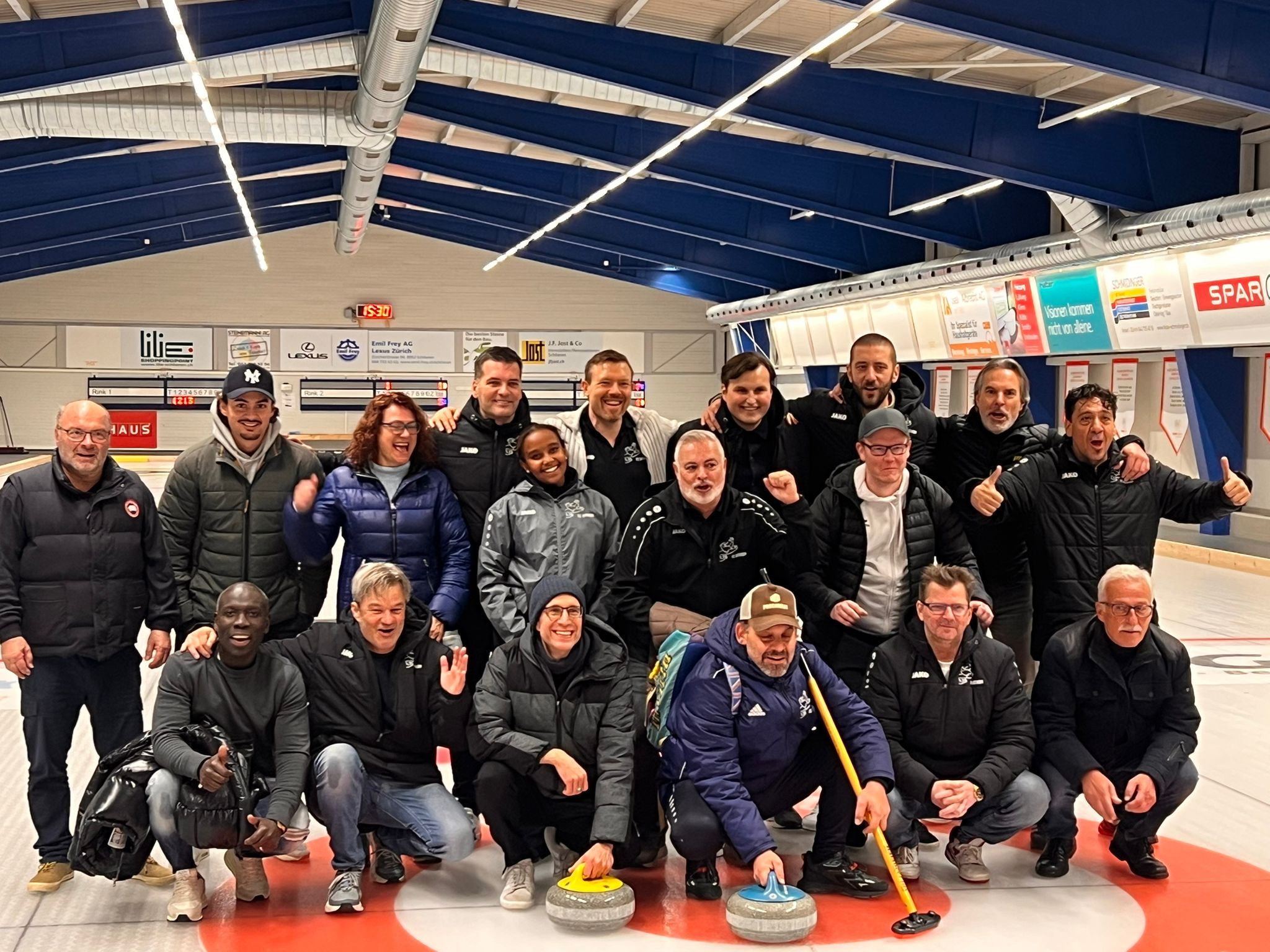 FC Uitikon Coaches zu Gast beim Curlingverein Urdorf